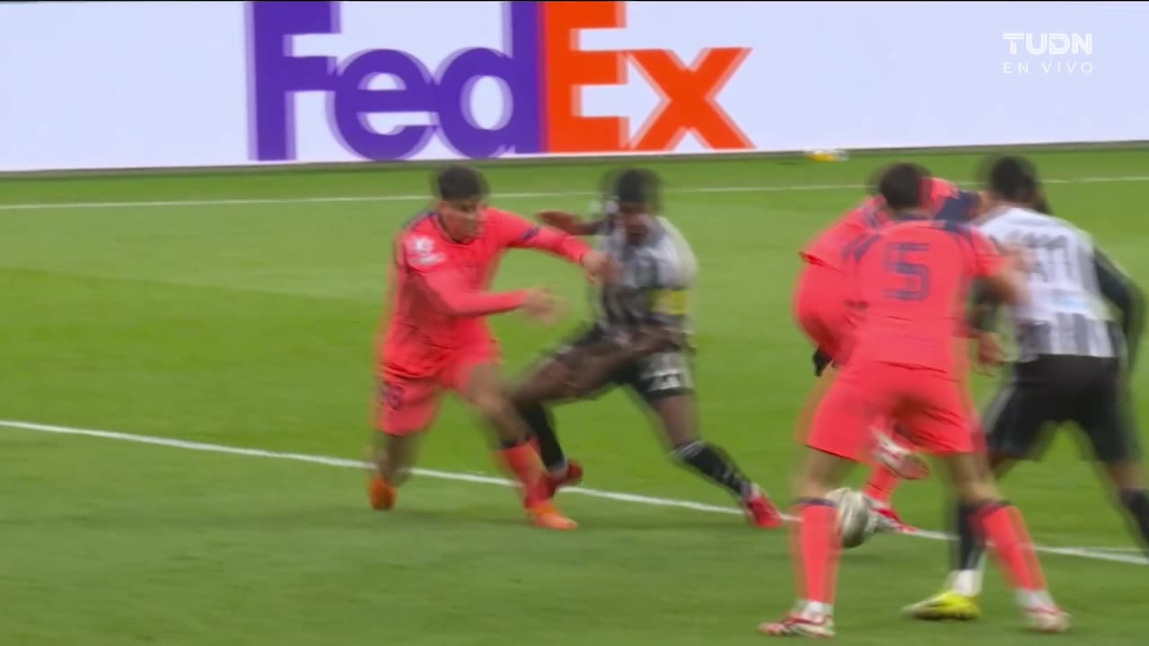 ¿Le están robando al Newcastle? Pedían penal pero no lo marcan