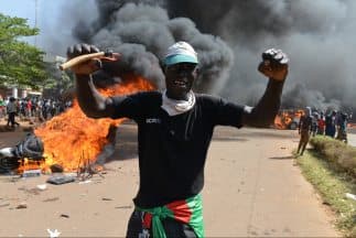 El presidente decretó estado de emergencia tras una jornada de disturbios marcada por el incendio del parlamento.
