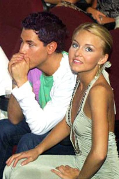 Así se veía la joven actriz en 2006 cuando asistió a la ceremonia junto a sus compañeros "Rebeldes".