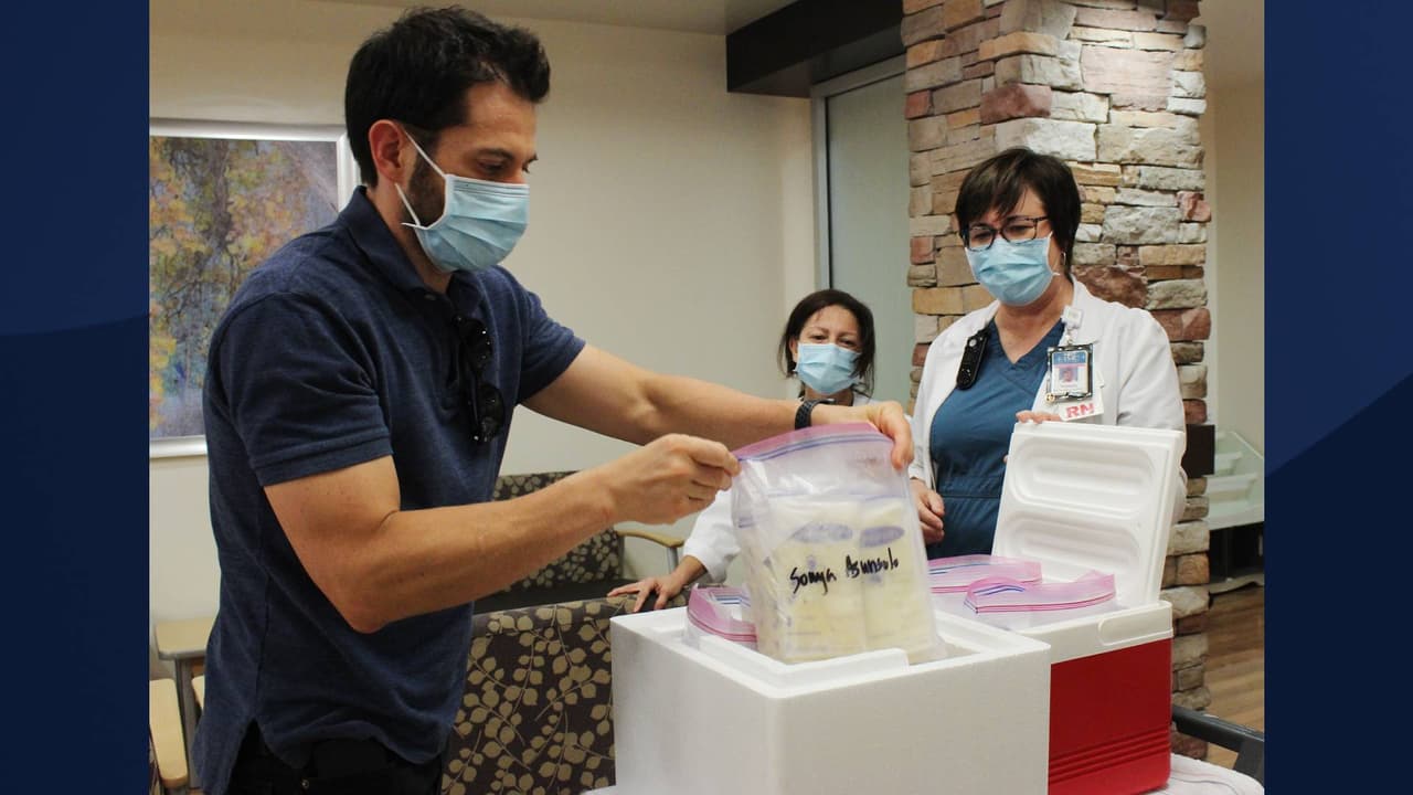 “
<b>Ofrecemos leche materna</b> de donante en nuestra NICU (unidad de cuidados intensivos neonatal)
<b> para nuestros bebés médicamente más frágiles y en nuestra unidad de posparto como un suplemento de la propia leche materna</b> según sea necesario
<b>por motivos médicos.</b> Hemos visto de primera mano lo valioso que es este programa para estas madres”, dijo
<a href="https://www.tmcaz.com/blogs/newsroom/health-news/tmc-opens-milk-depot-to-accept-breast-milk-donations" target="_blank">Noreen Carver, consultora de lactancia certificada por la junta y enfermera registrada en TMC. </a>