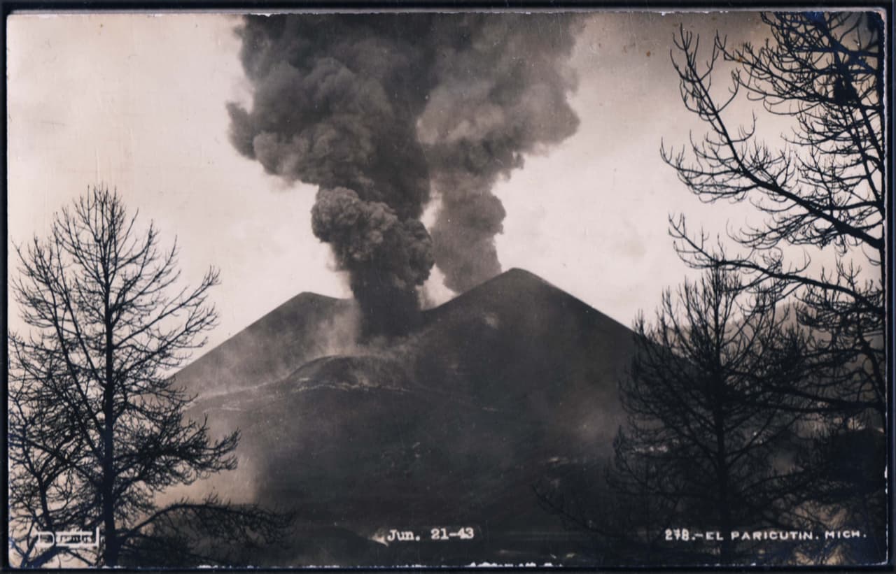 <b>21 de junio 1943. </b>La duración de la actividad del Paricutín fue de nueve años, su erupción concluyó en 1952. El poblado que le dio el nombre al volcán desapareció: estaba muy cerca del cráter. Su nombre era San Juan Parangaricutiro, el sitio más importante de la zona hasta que fue cubierto de lava.