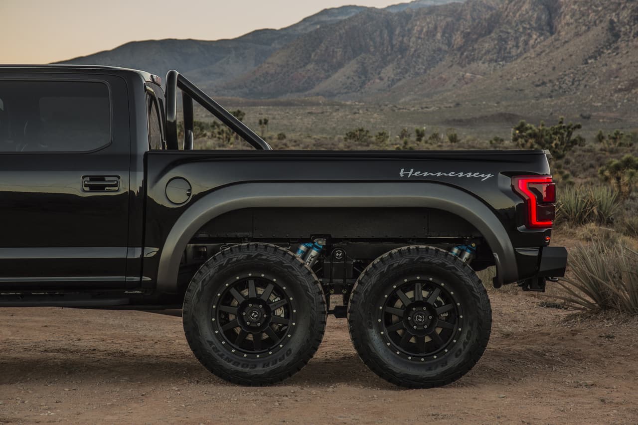 <b>Hennessey VelociRaptor 6x6</b>
<br>Es considerada competencia de la Mercedes-AMG G 63 6x6, frente a la cual la Hennessey podría ser más barata.