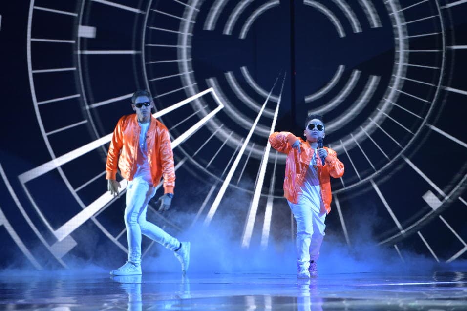 Almany puso a todos a bailar con ‘Echa Pa’lla’, inluyendo al capitán de su equipo. 
<a href="http://www.univision.com/shows/pequenos-gigantes/almany-puso-a-todos-a-bailar-con-echa-palla-video" target="_blank">Mira la presentación</a>