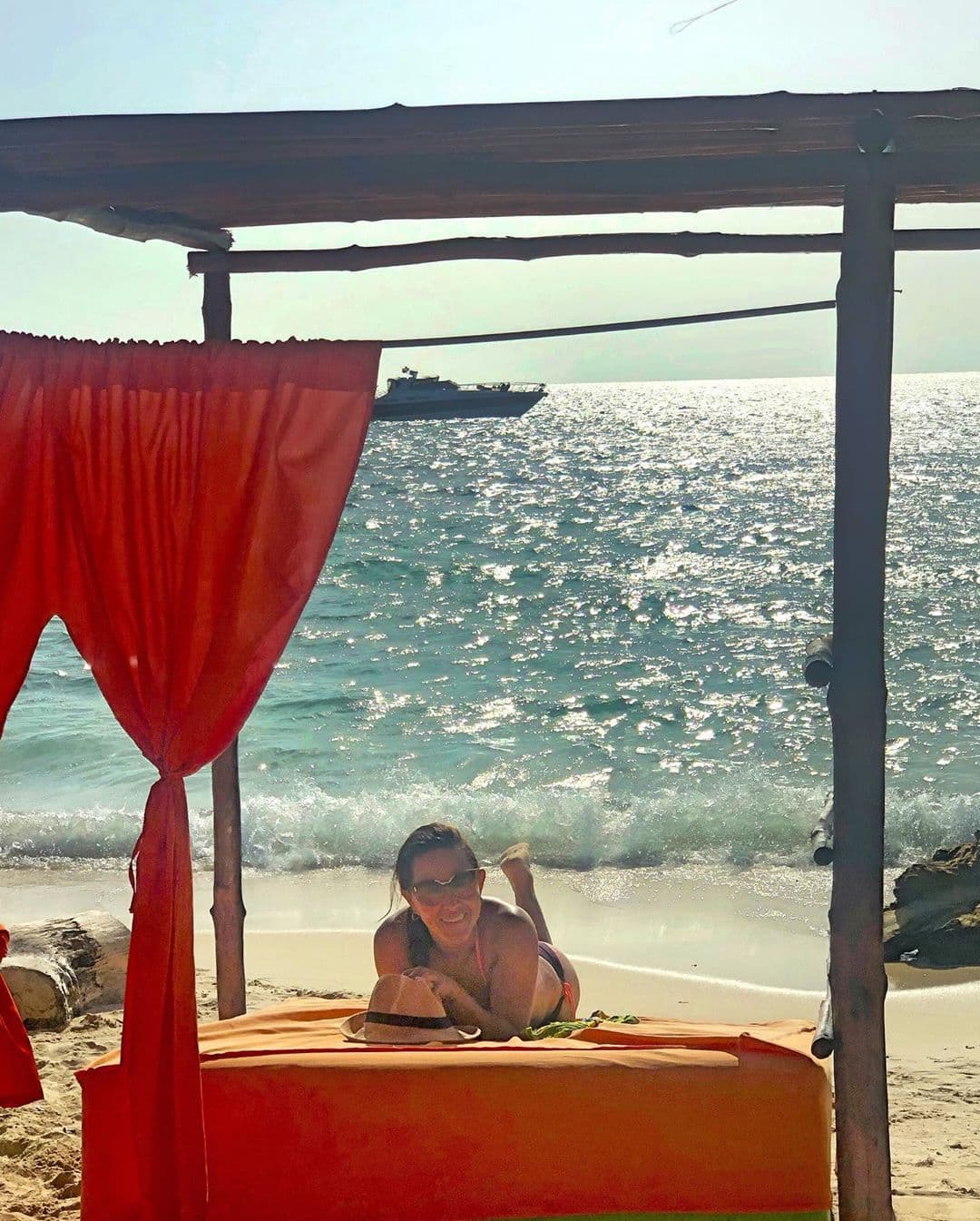 "Creo que necesito relajarme un poco y es que dicen que salir de vacaciones en verano hace que todo el año valga la pena, yo creo que sí. ¿Ustedes que creen?", comentó en esta imagen en la que disfruta de sol, arena y mar.