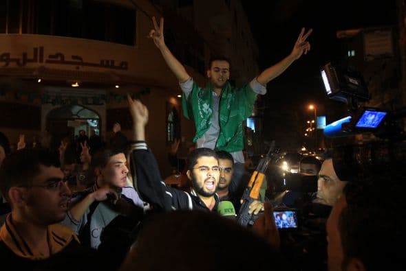 El Ministerio de Interior de Hamas en Gaza había pedido a la población que no saliese a celebrar la tregua antes de que ésta entrase en vigor, por temor a que pudiesen resultar víctimas de ataques israelíes.