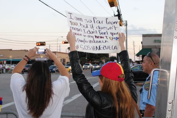 A cantos y gritos pidieron paz y libertad en la calle Westheimer, una de las más transitadas de Houston. 