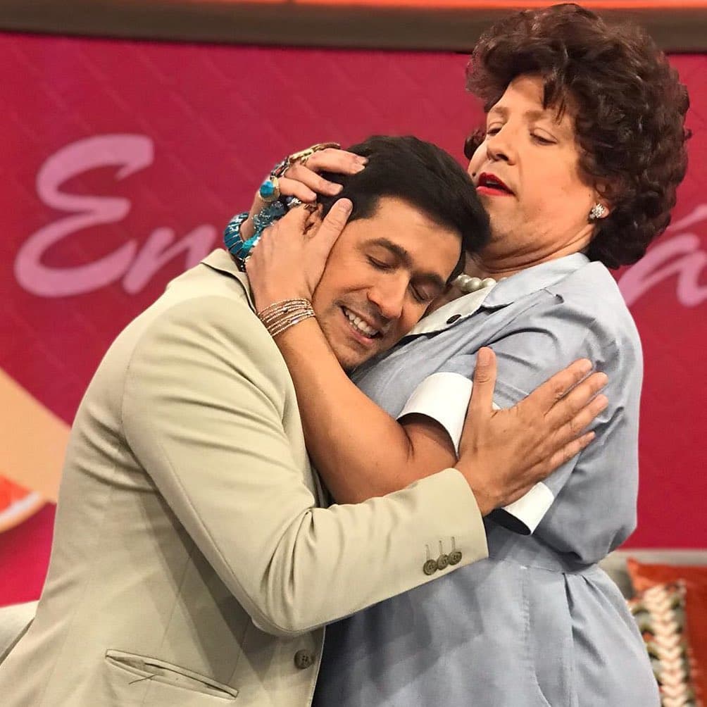 Doña Meche es atrevida por naturaleza y cada que se aparece en el programa no pierde la oportunidad de apapachar a los invitados, como en este caso con Rafael Araneda de Enamorándonos.