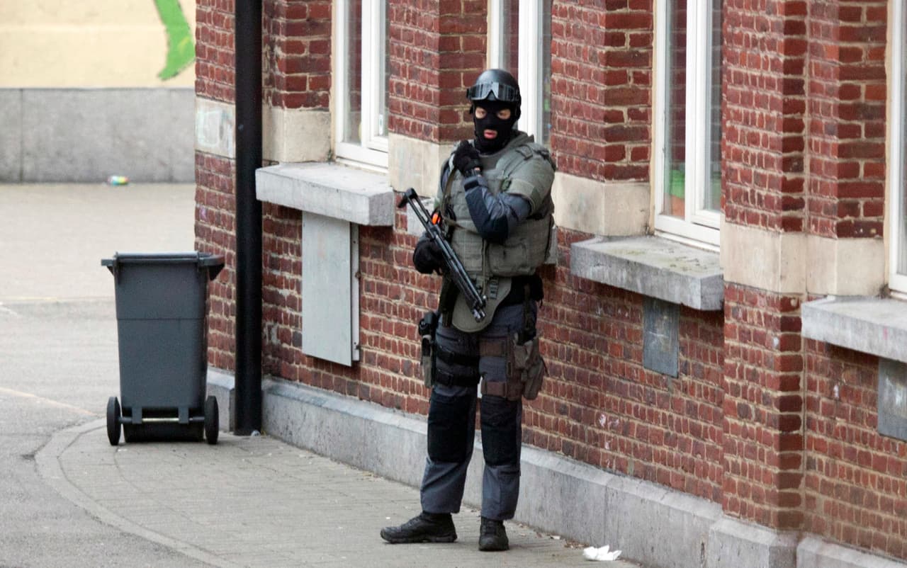 La policía belga resguardó las calles del vecindario de Molenbeek, en Bruselas, durante la búsqueda y captura de Abdeslam este viernes. (Foto: AP)