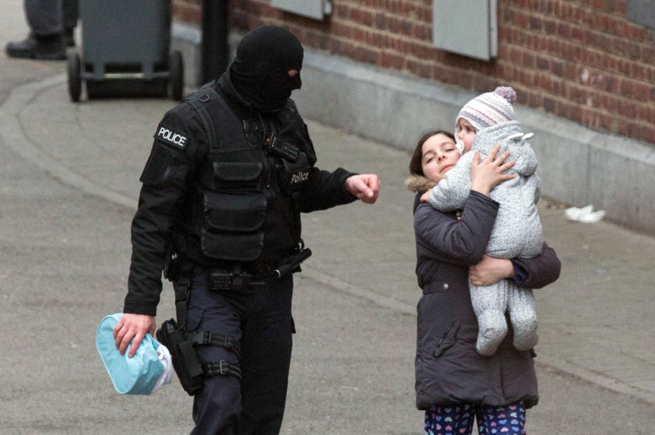 La policía belga evacuó el área donde se desarrolló el operativo en el vecindario de Molenbeek, en Bruselas. (Foto: AP)