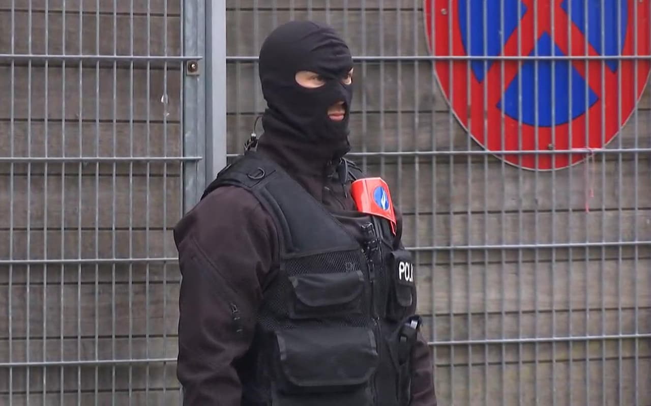 Salah Abdeslam fue capturado con vida, aunque herido en una pierna. Otro sospechoso habría resultado herido durante el operativo. (Foto: AP)