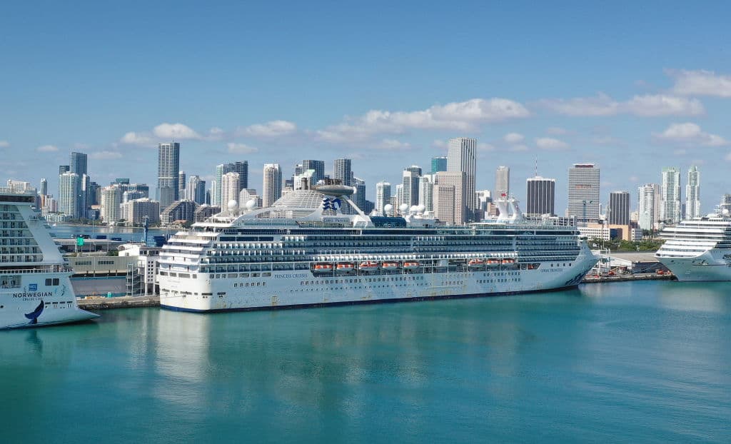 El crucero, con 1,020 pasajeros y 878 tripulantes, arribó a Miami luego de que fracasaran los esfuerzos por atracar en otro puerto 50 km al norte, en Fort Lauderdale.