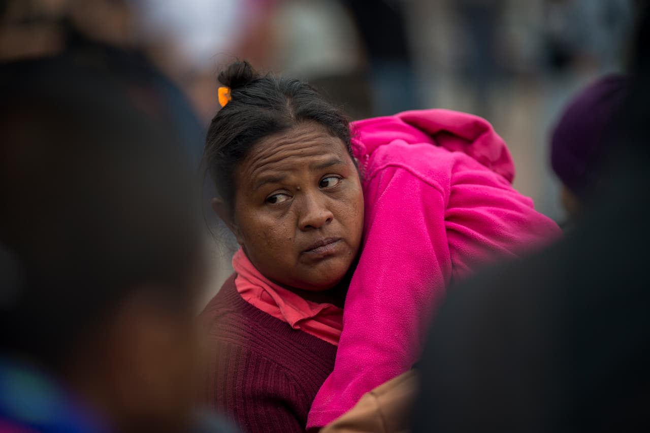 Agentes de inmigración aseguran que la política de regresar a México amenaza la vida de los migrantes