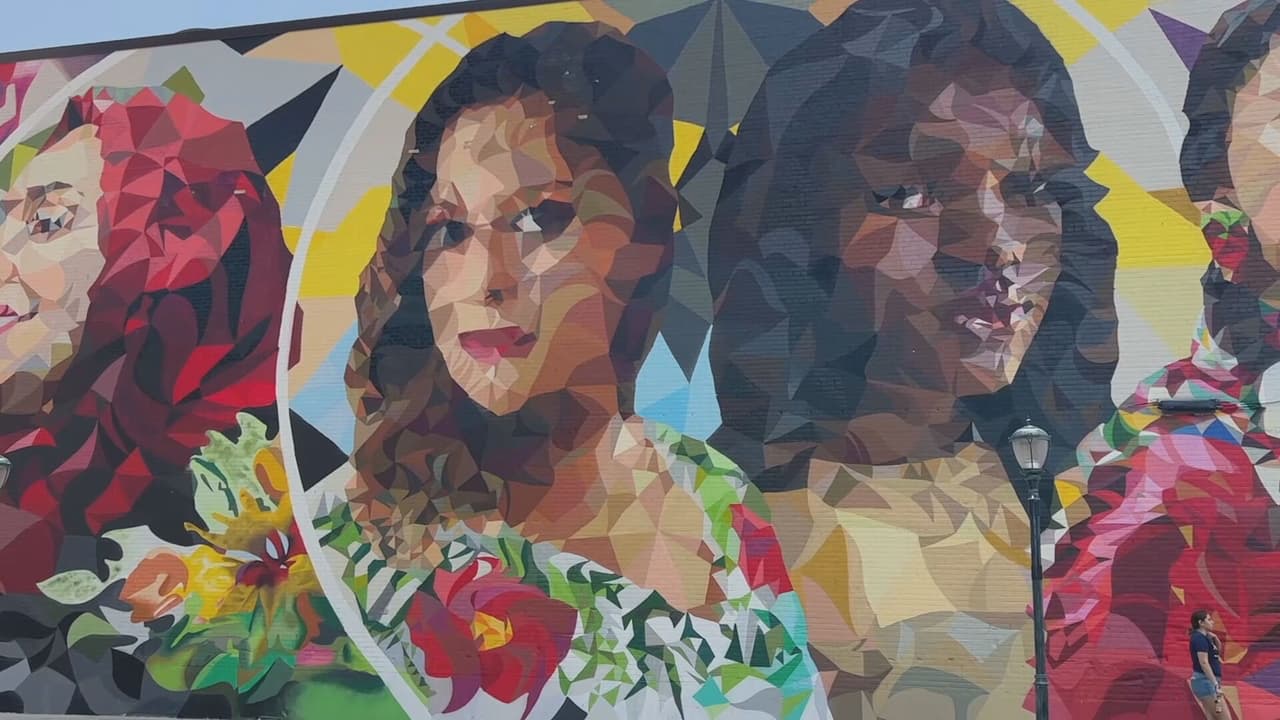 <b>"Our roots say that we're sisters",</b> es así como Mauricio Ramírez le colocó a esta obra. Este mural fue inspirado en mujeres reales, dijo Ramírez.