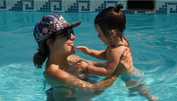 "Le digo a Alberto: 'tú te vas a trabajar y 
<b>tú te desconectas</b>, te vas a tu set'. Como mamá es distinto, no te desconectas y 'ahí se ven', estás (pensando): '¿ya comieron, ya esto, ya aquello?' o si está enfermo".