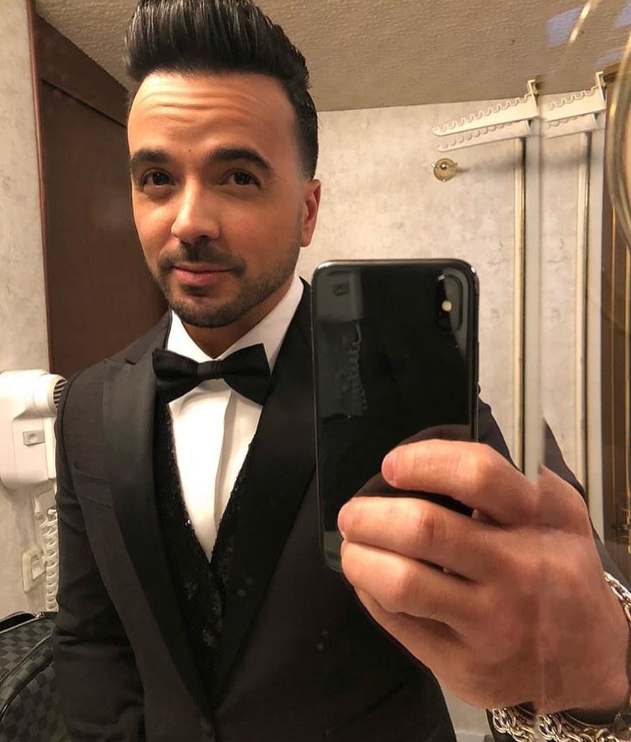 Desde antes de la premiación, vimos al cantante puertorriqueño alistándose muy elegante para la gala.