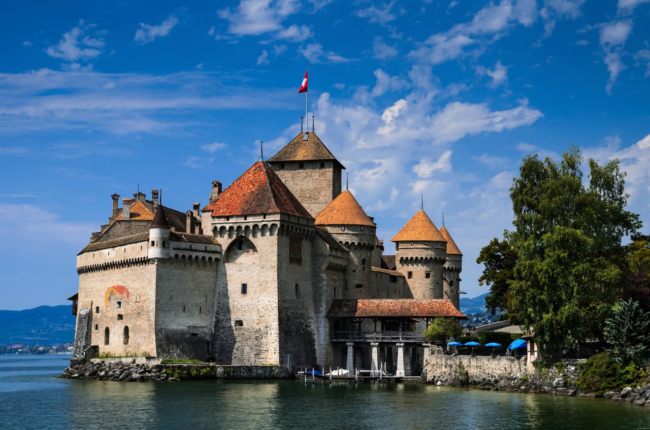 Castillo de Chillon 
<br> A orillas del Lago Lemán, en Suiza, tiene 110 metros de largo por 50 metros de ancho. ¡Es una pequeñez con una increíble atracción turística! Ahí vivió la Casa de Saboya, quienes inspiraron al poeta Lord Byron para sus escritos.
