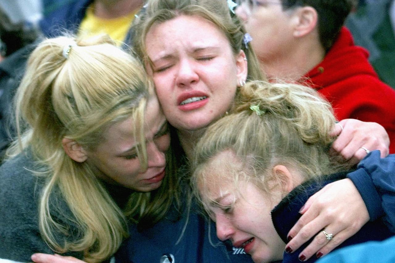 <b>20 de abril de 1999: tiroteo en la secundaria Columbine, en Littleton.</b> 
<a href="https://www.univision.com/noticias/tiroteos/en-fotos-los-autores-de-los-tiroteos-masivos-mas-mortiferos-de-eeuu-fotos"><u>Eric Harris y Dylan Klebold</u></a>, dos jóvenes de 18 años de edad, manejaban un sitio web donde publicaban instrucciones para fabricar bombas. Planificaron un ataque en el que pretendían disparar a los sobrevivientes de dos explosivos que habían plantado dentro de su propia escuela. Los artefactos no explotaron, pero la pareja disparó contra sus compañeros durante casi una hora hasta que se suicidaron. Asesinaron a 15 personas. En la fotografía algunas sobrevivientes del ataque durante una vigilia realizada unos días después.