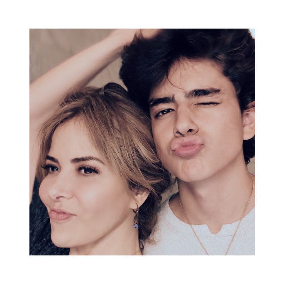 Ángel Gabriel, el hijo que Gloria Trevi tuvo en una cárcel de Brasil, seguirá los pasos de su madre y se lanzará como cantante.