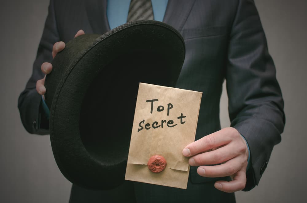 Estás también averiguando algo o enterándote de algún secreto. Te darás cuenta que no hay nada negativo, y no había nada más que en tu imaginación que ponía cosas que no eran en la persona no adecuada.
<br>