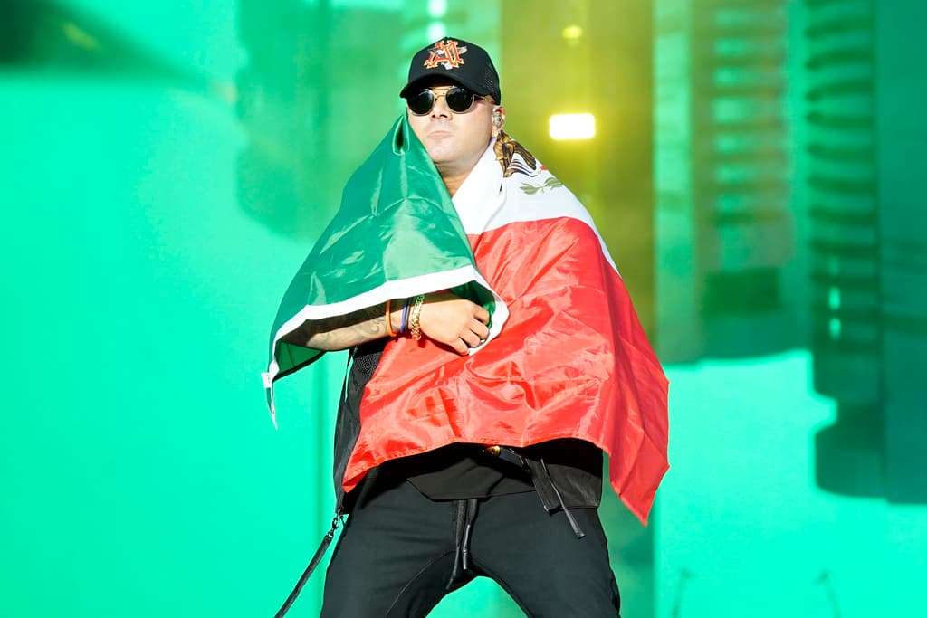 El reguetonero puertorriqueño Wisin recibió una bandera de México mientras interpretaba 'Duele el corazón' junto a la audiencia de Sueños 2025.