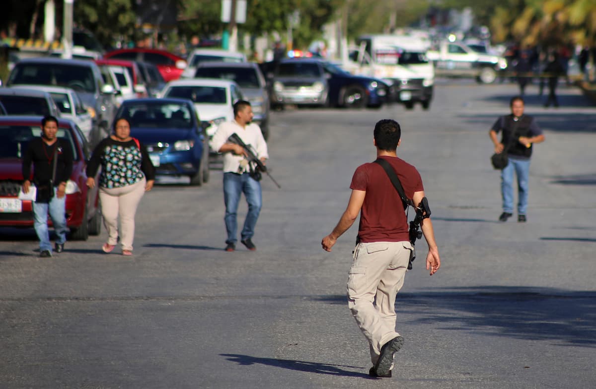 Elementos de seguridad emprendieron la búsqueda de los atacantes de la fiscalía en Cancún