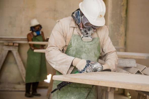 El mármol "crema valle", de color beige, es extraído de yacimientos cercanos a la Sierra Maestra (sureste), donde operaba la guerrilla de Fidel Castro antes de tomar el poder en 1959.