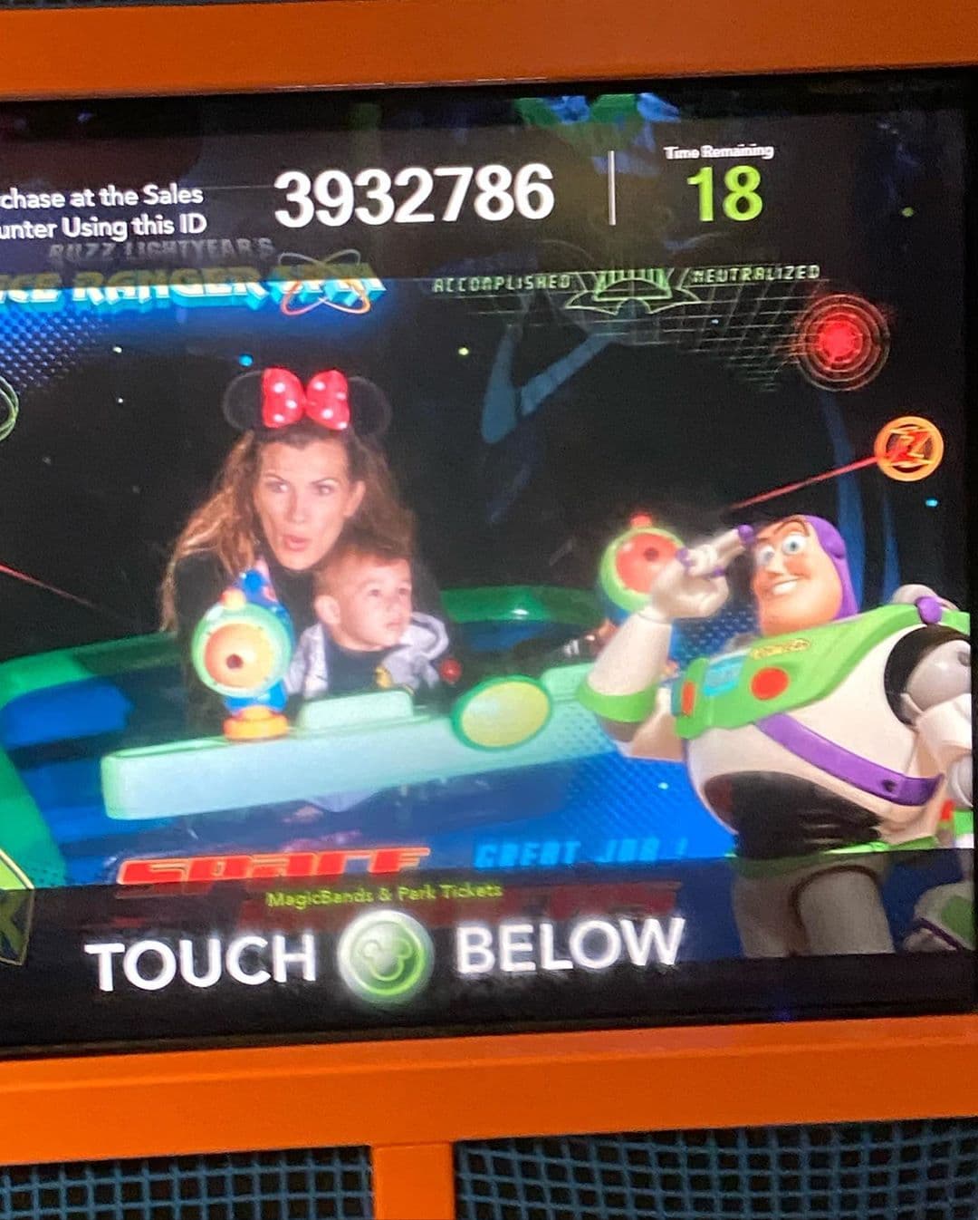 Liam también pasó una aventura espacial con su mamá y los personajes de Toy Story.