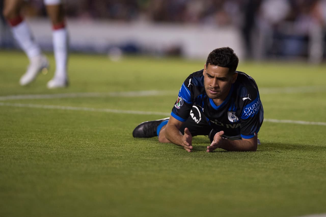 El argentino Daniel Villalba expresa la frustración de un Querétaro al que no le alcanzó para hacerle daño a Chivas en casa, quedándose último del 
<a href="https://www.univision.com/deportes/futbol/liga-mx/" target="_blank">Clausura 2019</a> con cuatro puntos.