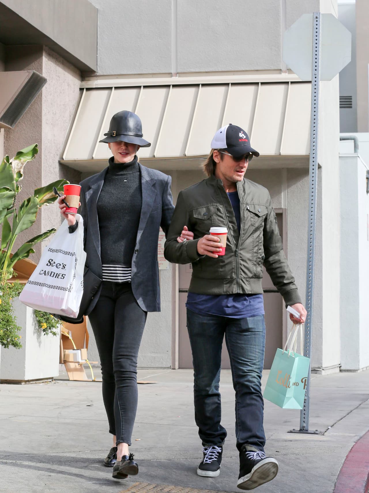 Los artistas siguen de luto, vistiendo tonos oscuros.