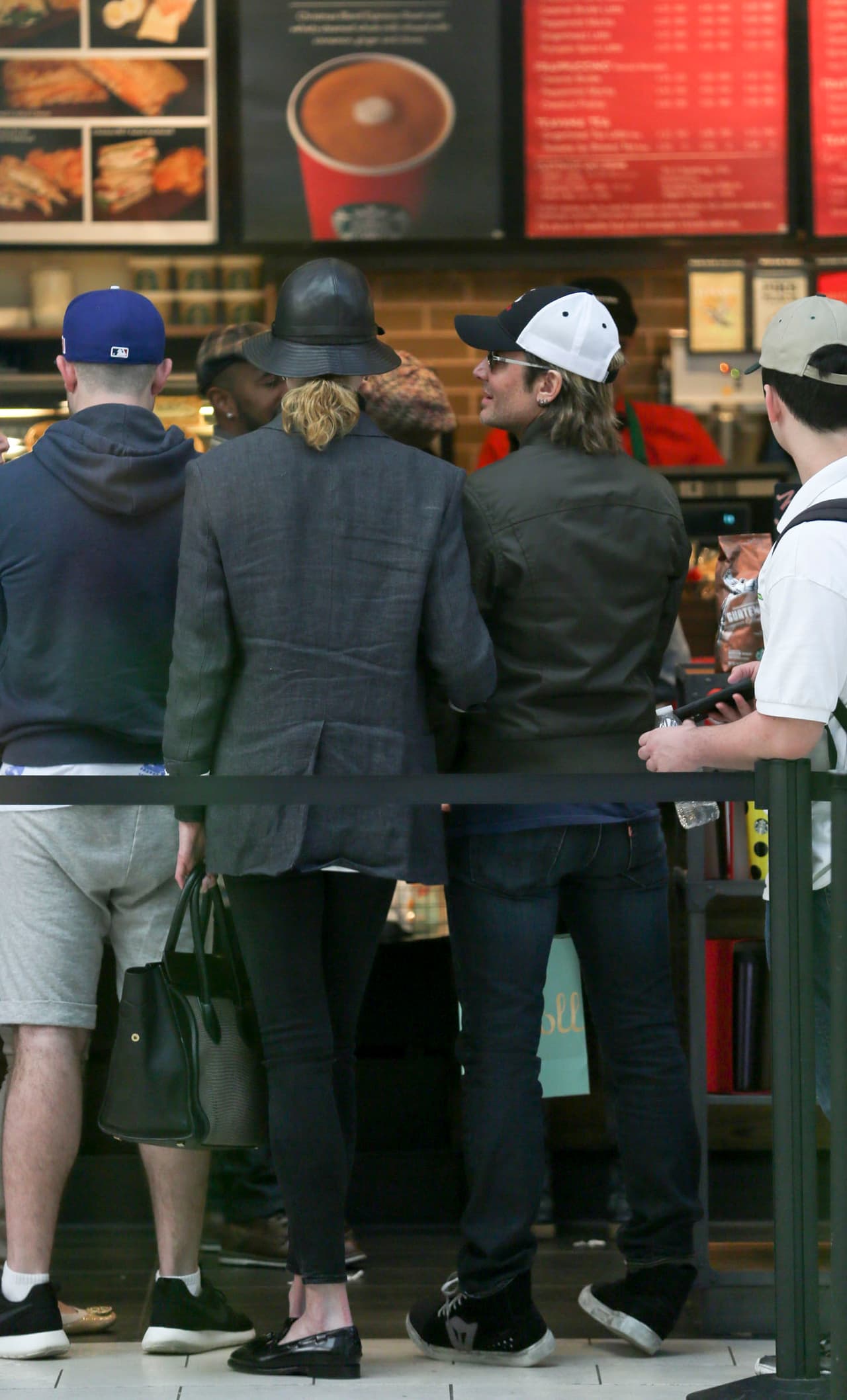 Como cualquier otro turista, los dos hicieron fila para la comida.