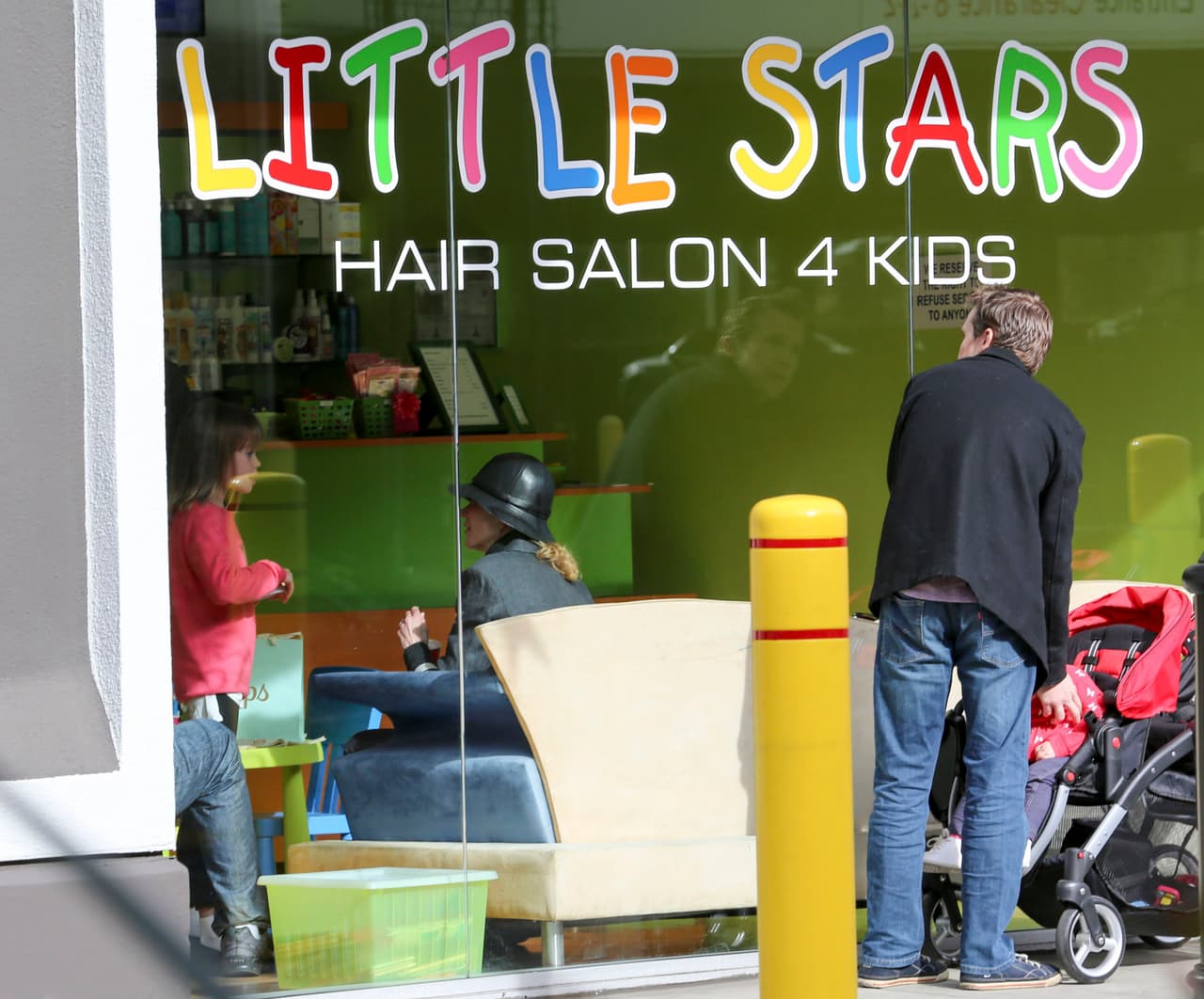 Llevaron a las chicas a que se recortaran el cabello.