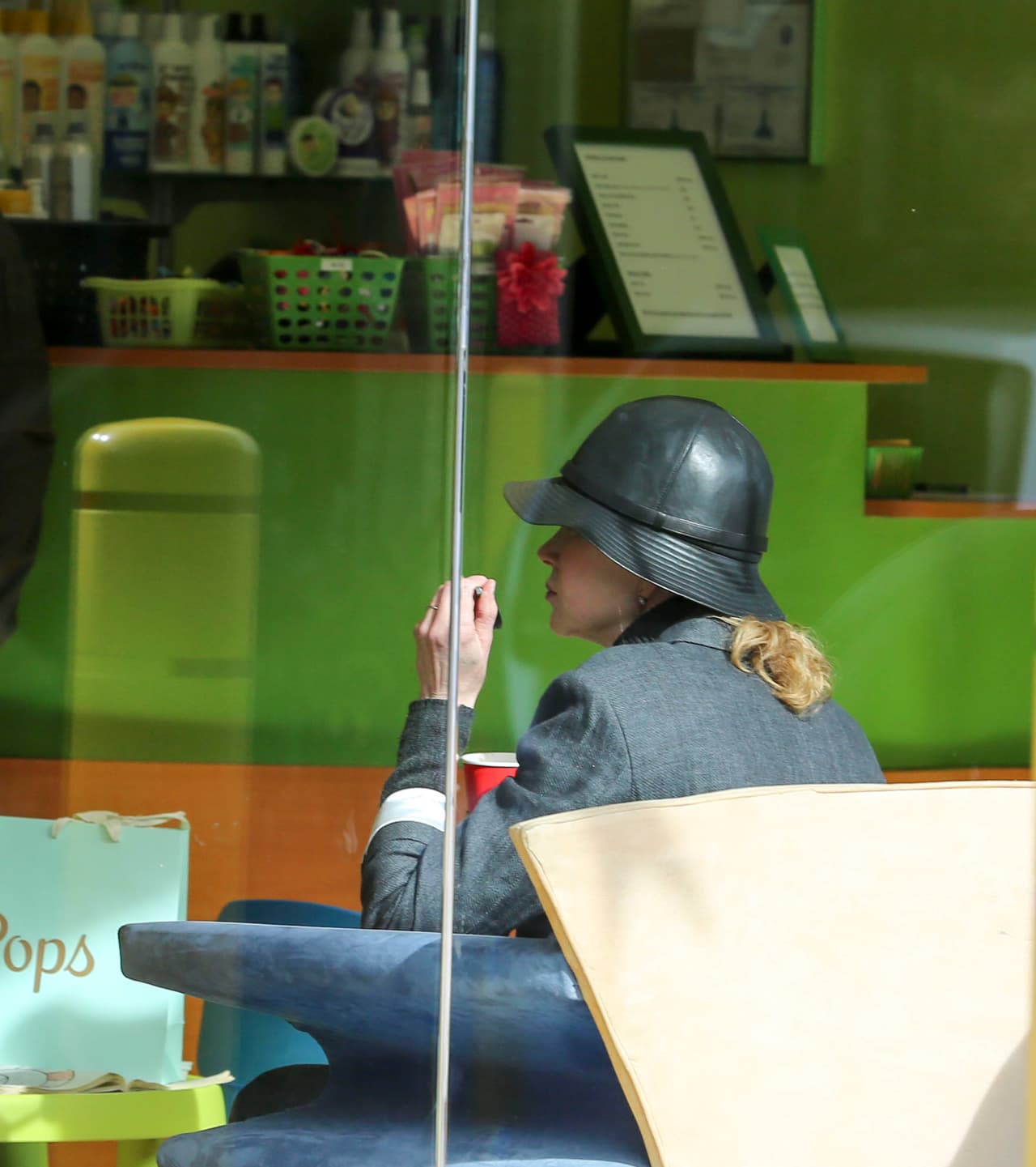 Nicole se cubrió con un gorro muy curioso.