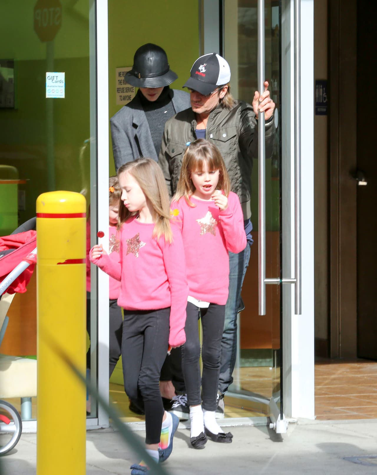 Después de la cita con el estilista, los famosos salieron a la calle.