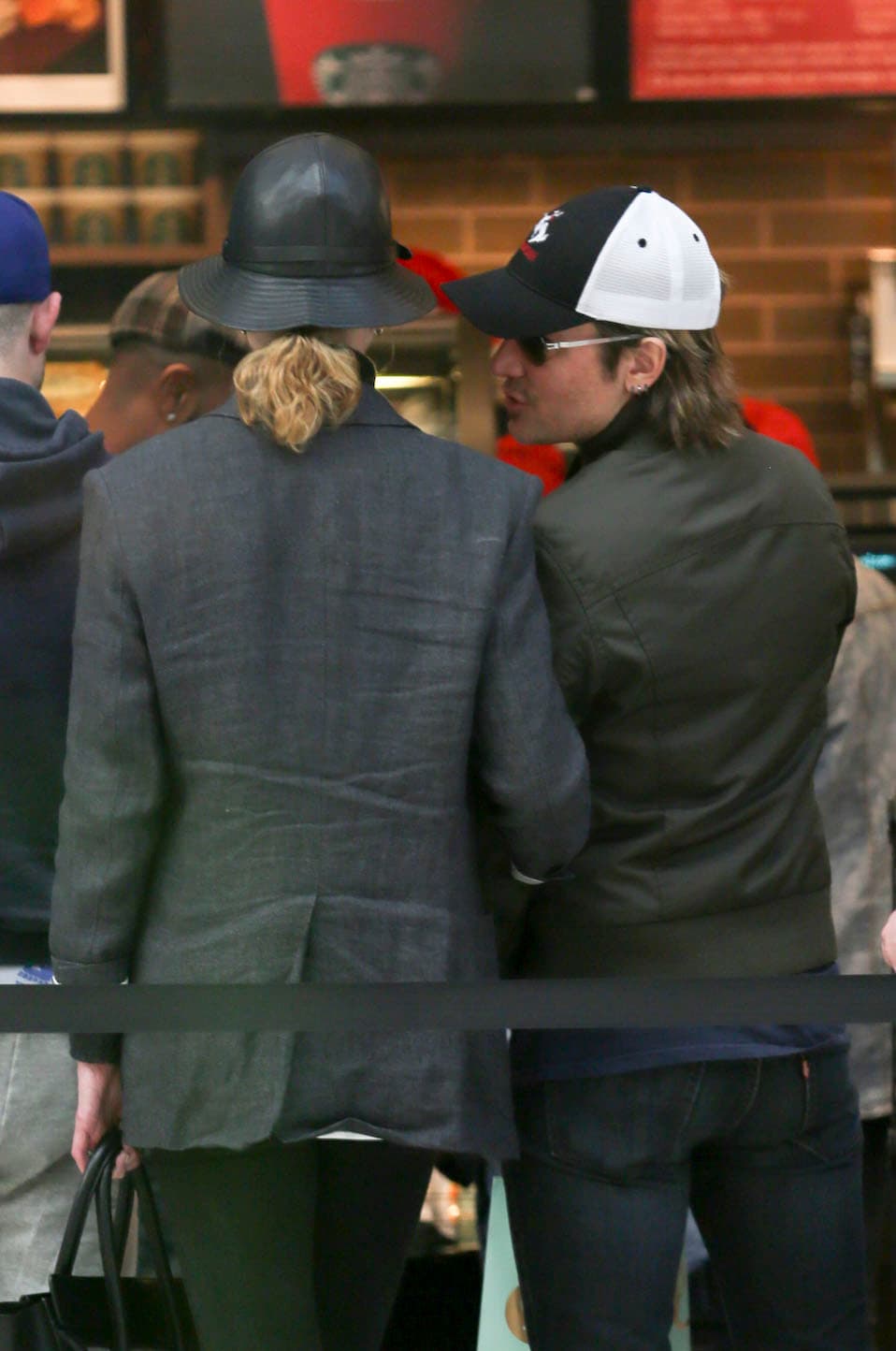 Se hablaban cariñosamente al oído.