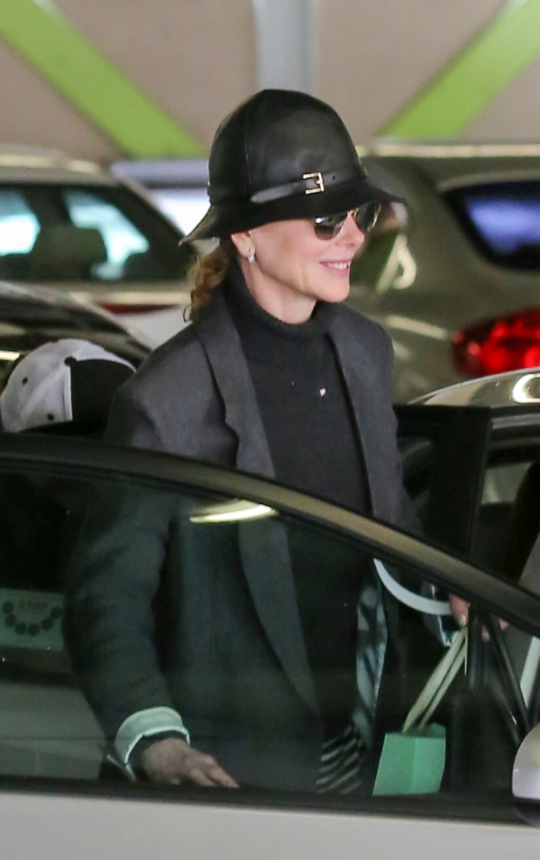 Nicole sonrió a los fotógrafos y se metió a su auto.