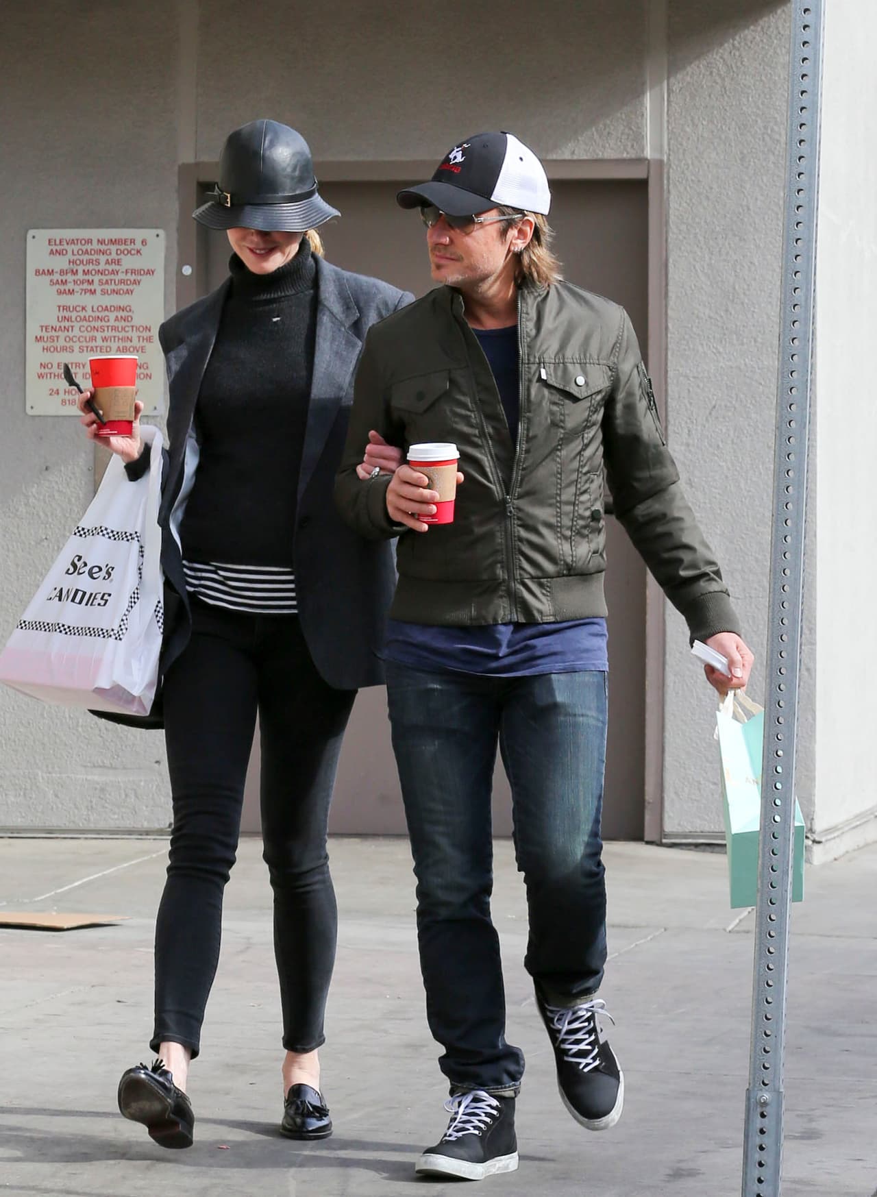 Nadie parecía molestarlos en su día familiar.