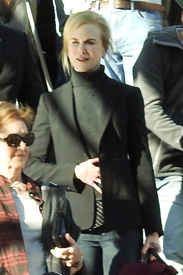 Muy bien abrigada y todavía de negro.