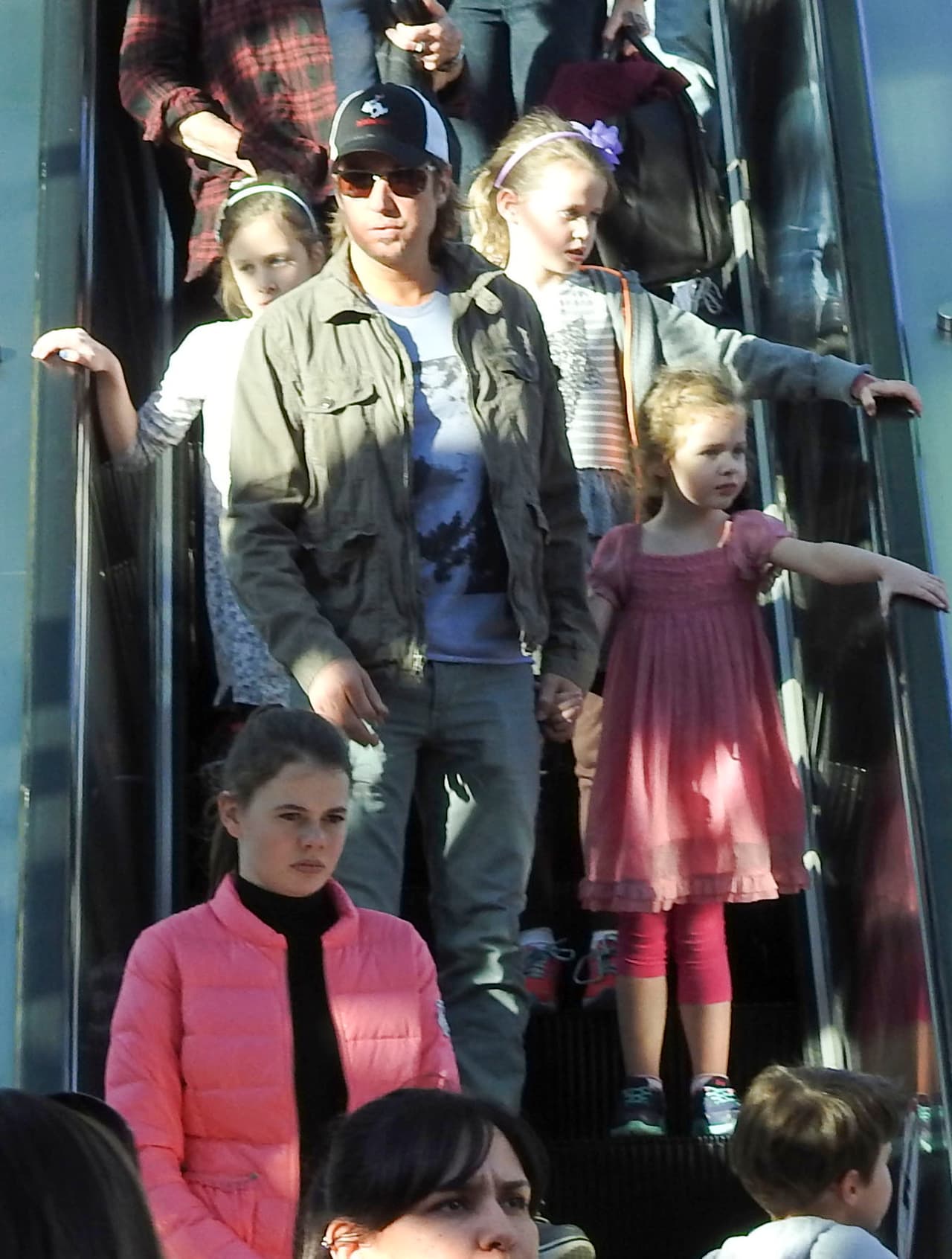 Pasearon con sus hijas Sunday Rose y Faith Margaret.