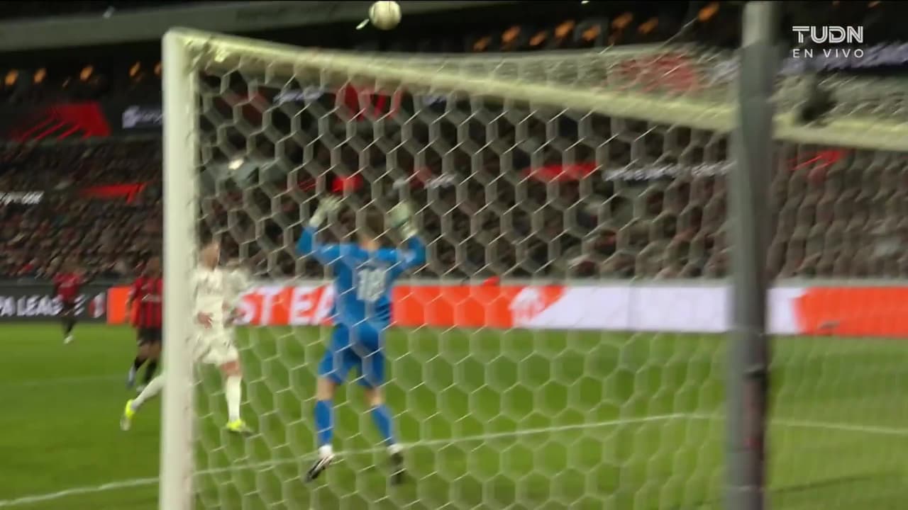 Nottingham perdona dos veces y el gol no llega