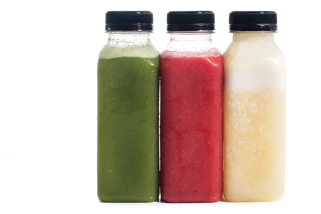 <b>¿Détox para qué?</b> El concepto mismo de expulsar las toxinas del cuerpo con una dieta o un procedimiento especial está muy cuestionado. El
<a href="https://nccih.nih.gov/health/detoxes-cleanses"> Instituto Nacional de la Salud</a> indica que “no hay ninguna prueba convincente de que los programas de desintoxicación expulsen toxinas de nuestro cuerpo o mejoren la salud”. En lo que respecta a los enemas, que sirven para limpiar el colon, “podrían tener serios efectos secundarios”.