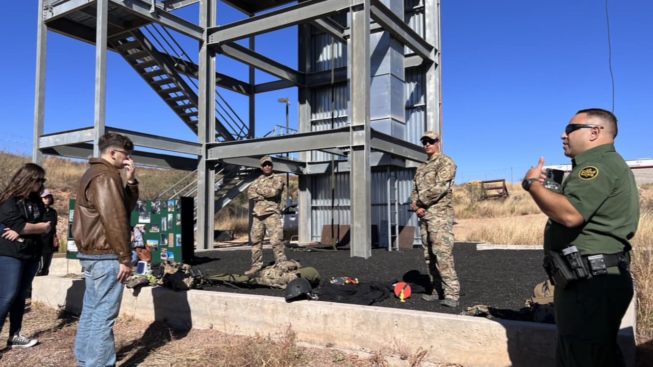 Estudiantes de periodismo recorren la frontera de Nogales con las autoridades migratorias