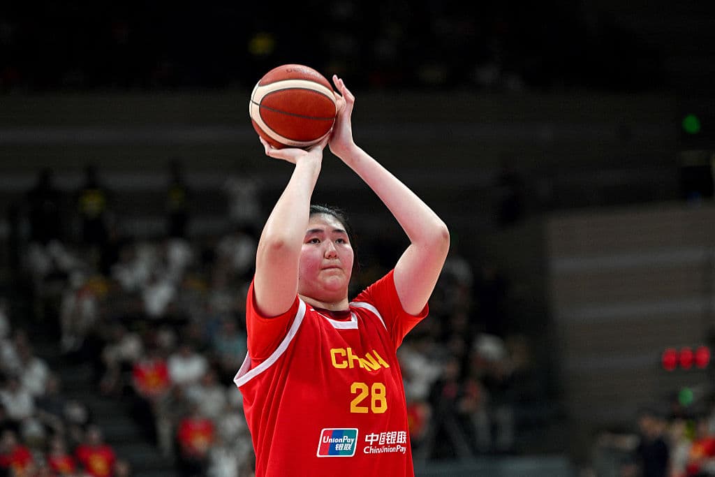 Durante la Copa Asia Femenina Sub-18 de FIBA en 2024,
<b> Zhang fue la gran figura del torneo</b>. Promedió 35 puntos y 12.8 rebotes por partido, y fue nombrada la Jugadora Más Valiosa. En su debut contra Indonesia anotó 19 puntos en 13 minutos sin fallar un solo tiro. Contra Nueva Zelanda, sumó 36 puntos y 13 rebotes, y frente a Japón rompió el récord de anotación del torneo con 44 unidades. Su actuación despertó atención internacional.