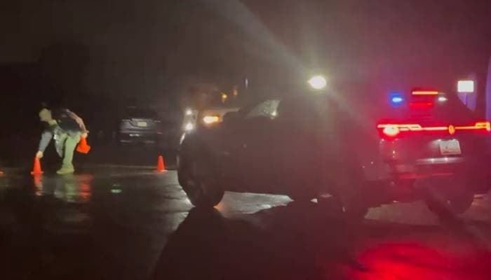 N+ Univision Arizona constató la llegada constante de vehículos a la zona acordonada.