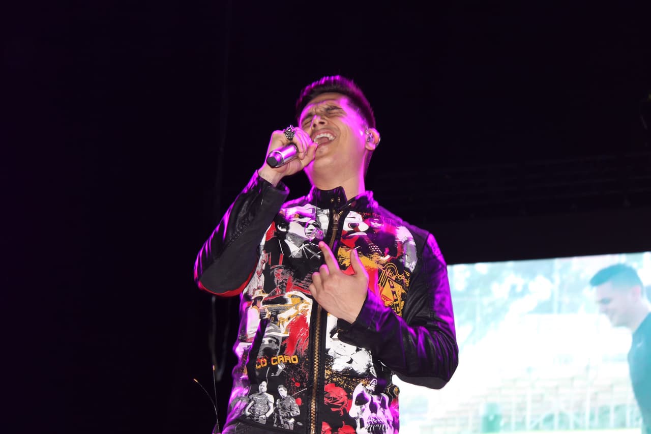 Regulo Caro dejó su corazón en el escenario y cantó sus mejores éxitos.
<br>