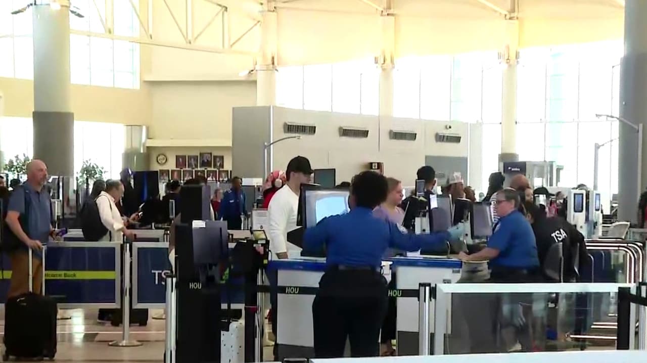 Agentes de ICE llegan al Aeropuerto Hobby de Houston para ayudar con las filas de la TSA