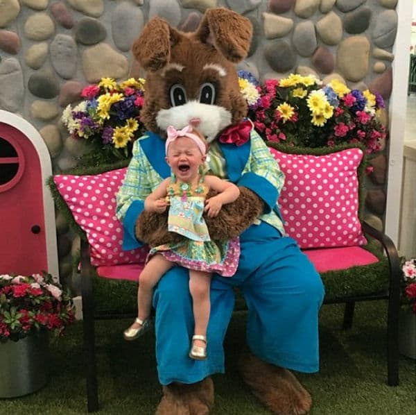 Kelly Clarkson compartió esta foto de su hija River Rose en Twitter, y se ve que su pequeña no disfruẗó para nada su encuentro con el Easter Bunny