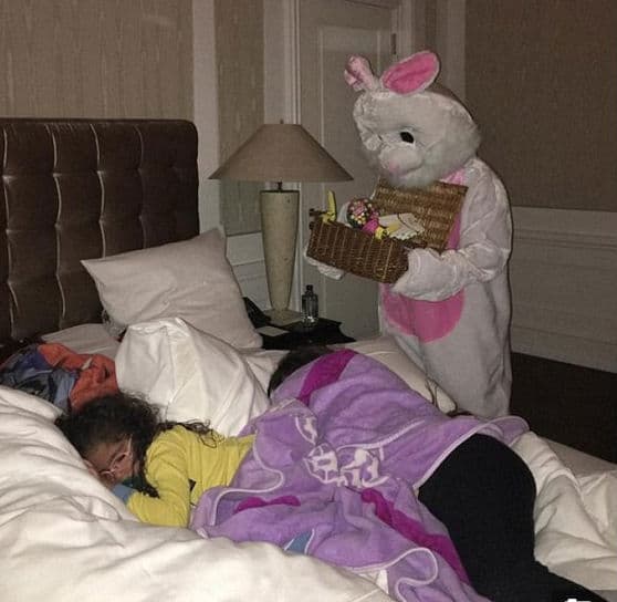 Mariah Carey mostró cómo sus pequeños mellizos duermen sin registrar que el 'Easter Bunny' ha llegado con sus regalos
