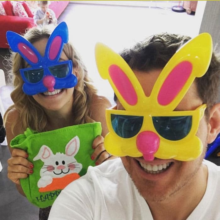 El cantante canadiense Michael Bublé y su esposa, la argentina Luisana Lopilato (padres de dos varones) compartieron esta foto con el mensaje 'Felices Pascuas de parte de nuestra familia'