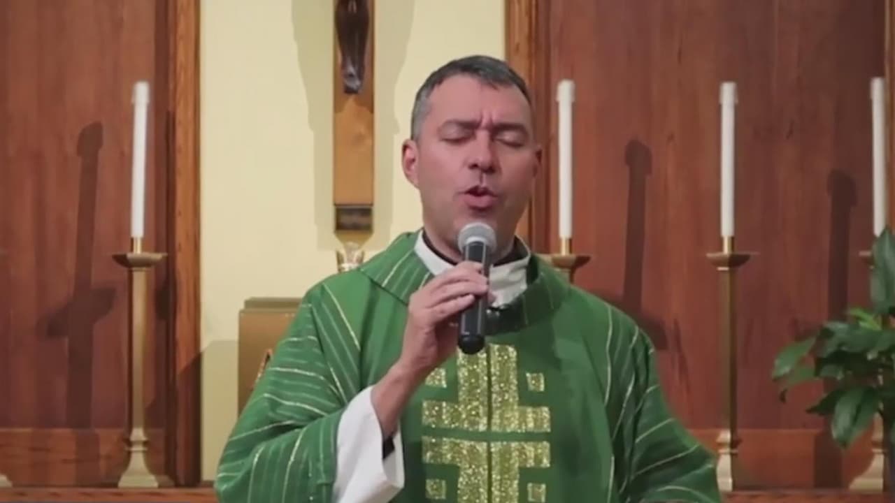 Tras escándalo por bautizos erróneos en Arizona, le dan trabajo al padre Andrés Arango en otra iglesia