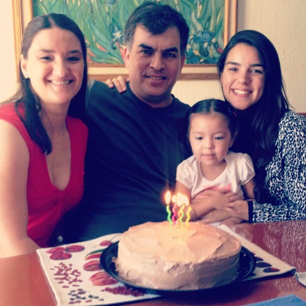 Es hija del doctor Luis Martín Araujo Arteaga, especialista en cirugía general, y Ana Isabel Fernández.
<br>